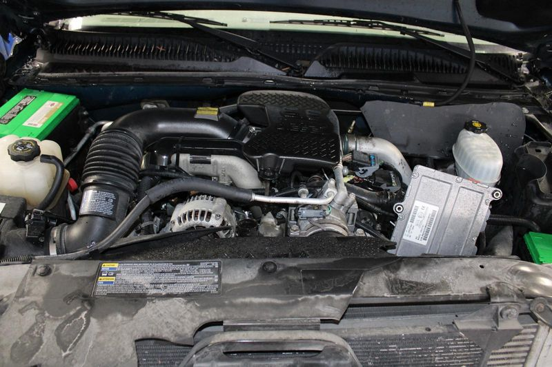 2005 Chevy SILVERADO 2500 6.6L turbo diesel (VIN 2, 8th digit) Used Engine