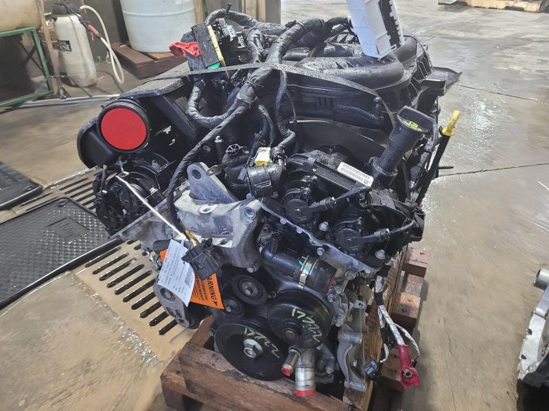 2015 Jeep CHEROKEE 3.2L (VIN S, 8th digit), one piece oil pan Used Engine