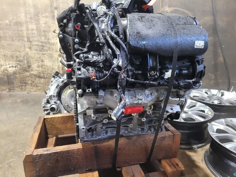2014 Jeep CHEROKEE 3.2L (VIN S, 8th digit), one piece oil pan Used Engine