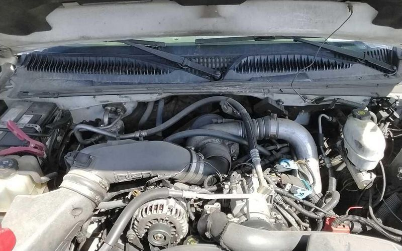2004 Chevy Silverado 3500 6.6l turbo diesel, vin 2 (8th digit) Used Engine